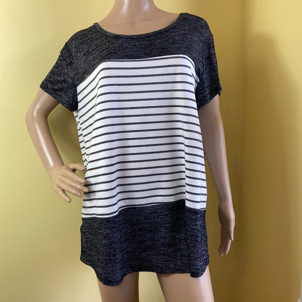 Women’s Short-sleeve Gray & White Striped Top – Size XXL